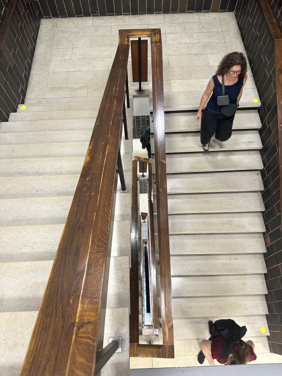 FOTOGALERIE: Oloupaná okna, zvlněná dlažba. Podívejte se, jak to vypadá v Pragerových kostkách