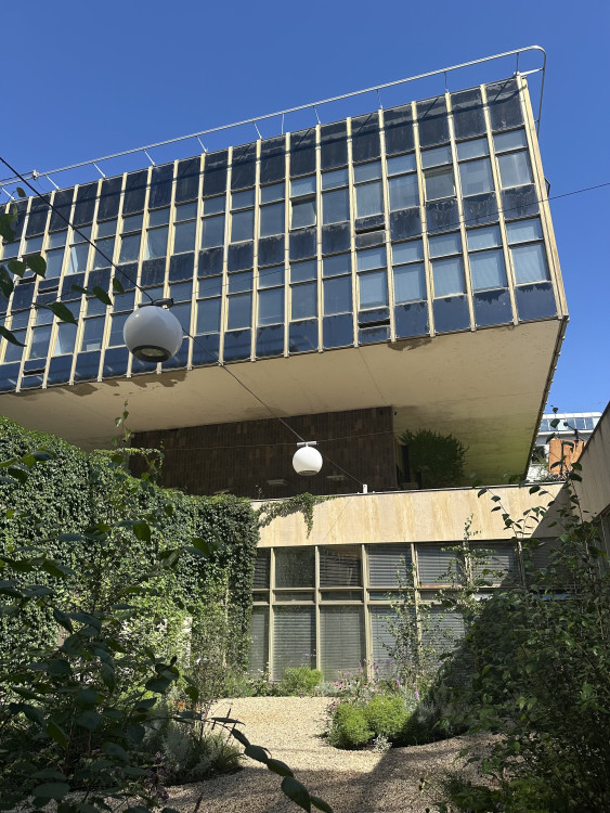 FOTOGALERIE: Oloupaná okna, zvlněná dlažba. Podívejte se, jak to vypadá v Pragerových kostkách