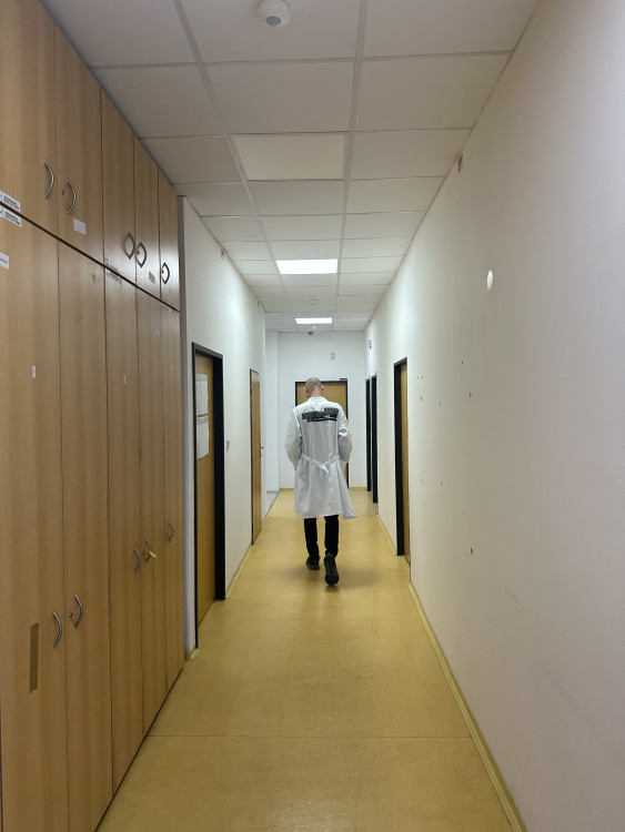 FOTOGALERIE: Oloupaná okna, zvlněná dlažba. Podívejte se, jak to vypadá v Pragerových kostkách