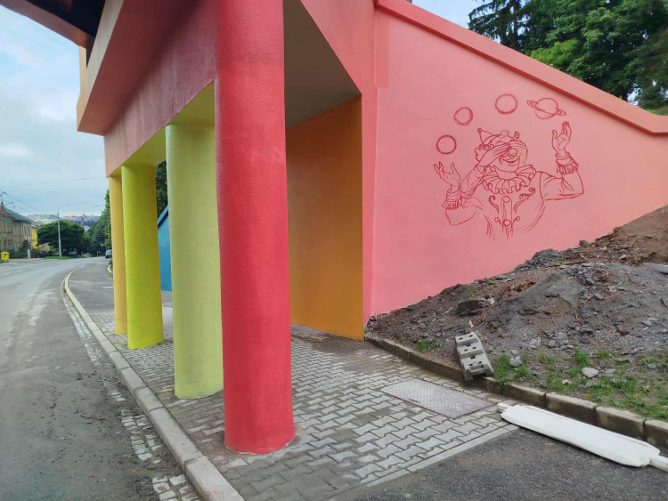 Nově pomalovaný železniční most v Havlíčkově ulici