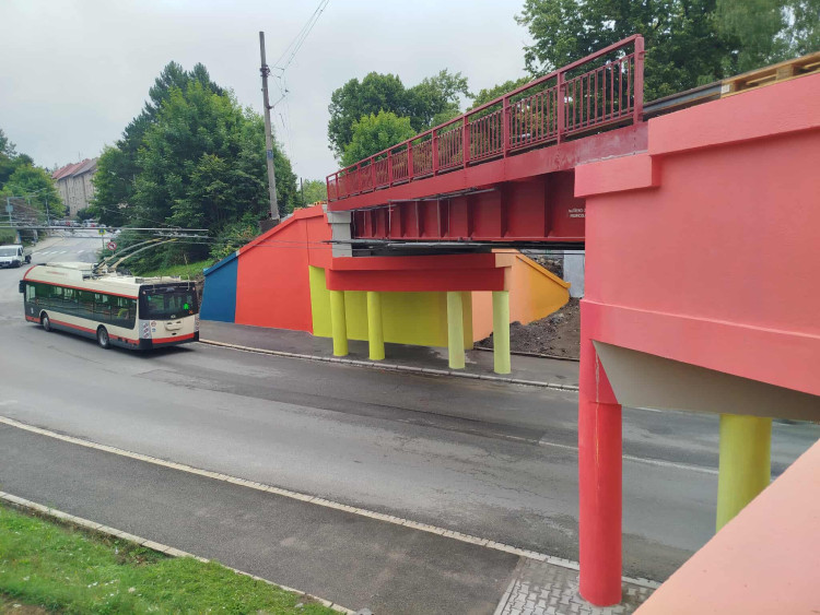 Nově pomalovaný železniční most v Havlíčkově ulici