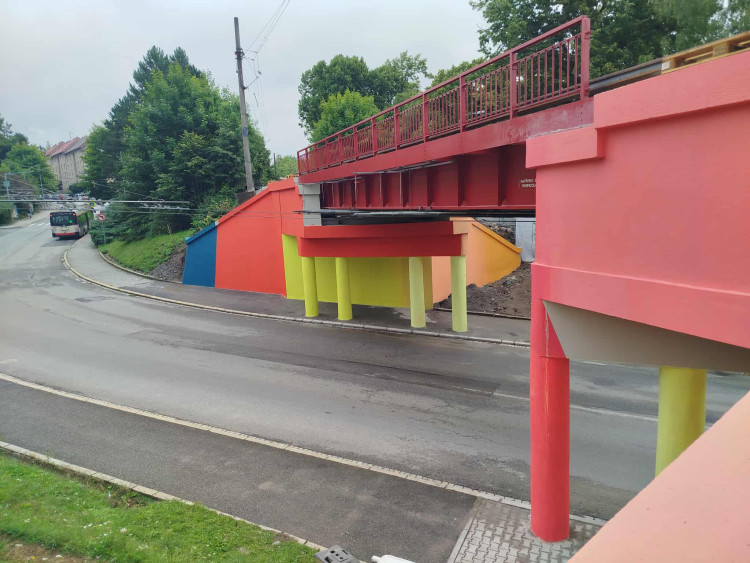 Nově pomalovaný železniční most v Havlíčkově ulici