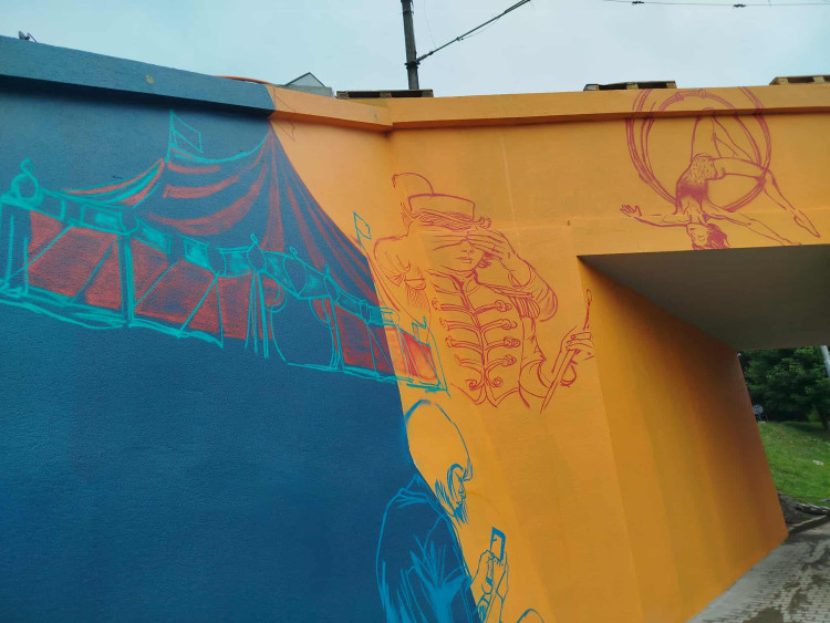 Nově pomalovaný železniční most v Havlíčkově ulici