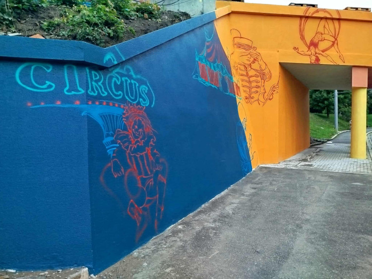 Nově pomalovaný železniční most v Havlíčkově ulici