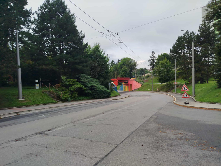 Nově pomalovaný železniční most v Havlíčkově ulici