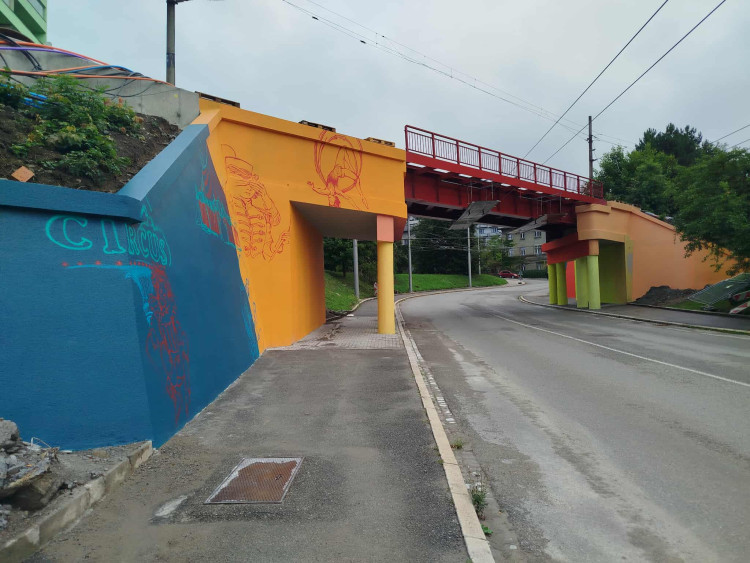 Nově pomalovaný železniční most v Havlíčkově ulici