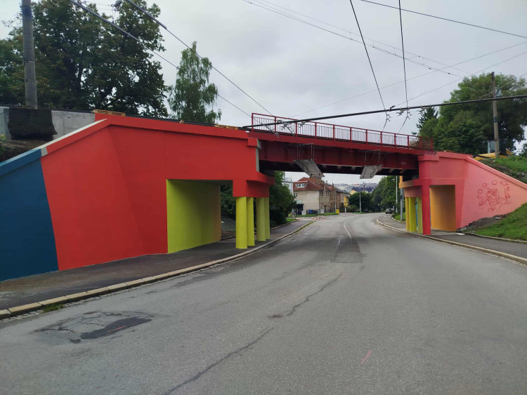 Nově pomalovaný železniční most v Havlíčkově ulici