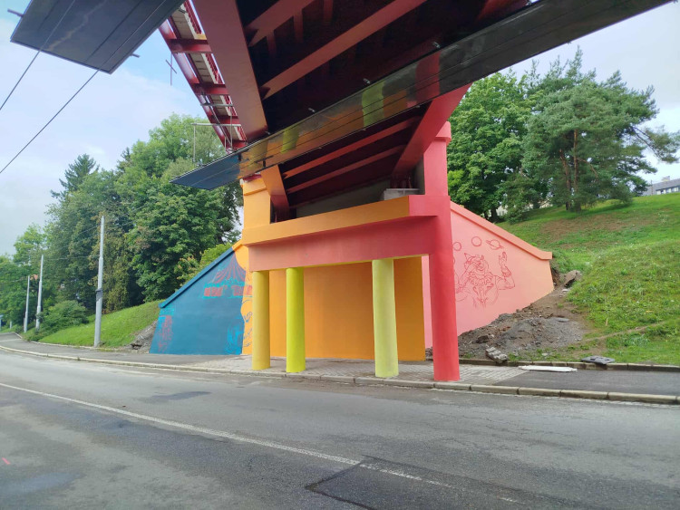 Nově pomalovaný železniční most v Havlíčkově ulici