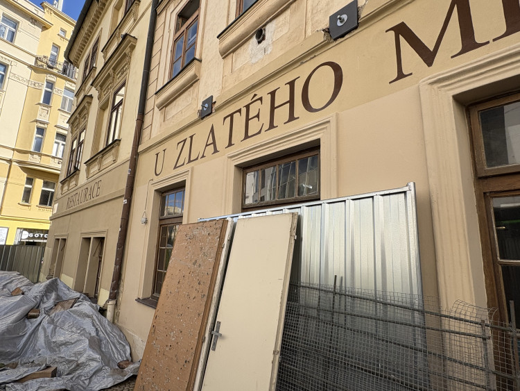 FOTOGALERIE: V domě na Mečové se našly historické malby. Vraťme umění lidem, vyzývá historik