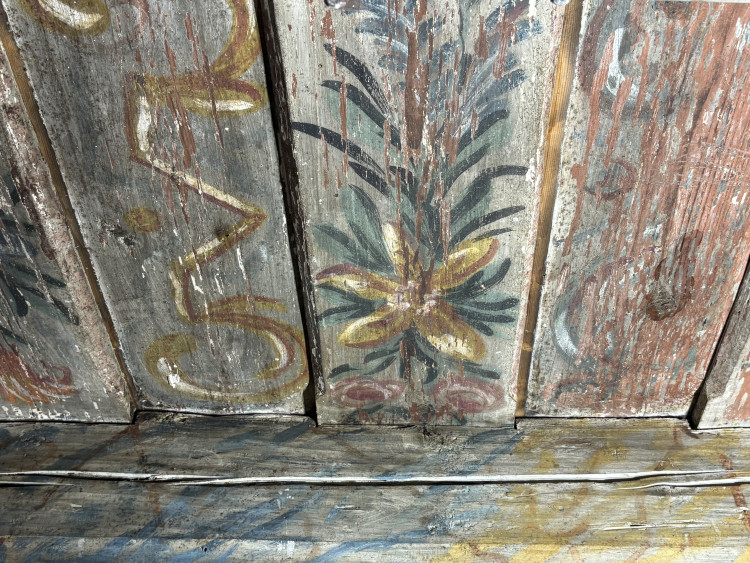 FOTOGALERIE: V domě na Mečové se našly historické malby. Vraťme umění lidem, vyzývá historik