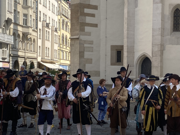 FOTOGALERIE: Brnem prošla historická armáda. Průvod připomněl legendární středověké bitvy