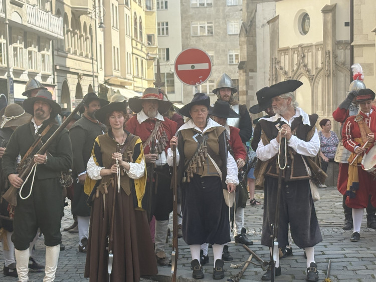 FOTOGALERIE: Brnem prošla historická armáda. Průvod připomněl legendární středověké bitvy