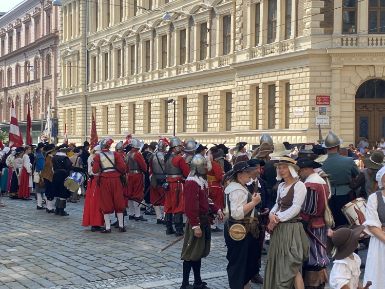 FOTOGALERIE: Brnem prošla historická armáda. Průvod připomněl legendární středověké bitvy