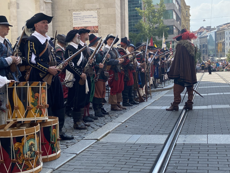 FOTOGALERIE: Brnem prošla historická armáda. Průvod připomněl legendární středověké bitvy