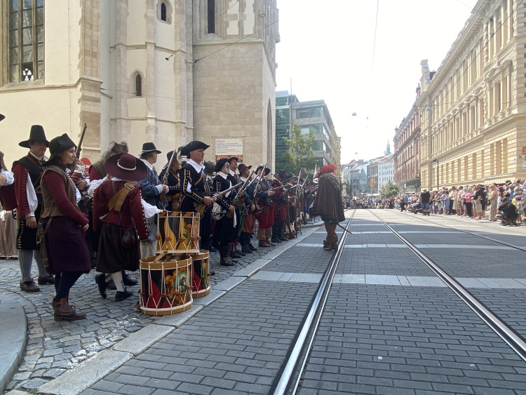 FOTOGALERIE: Brnem prošla historická armáda. Průvod připomněl legendární středověké bitvy