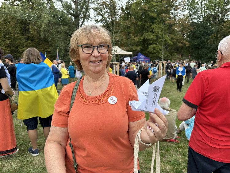FOTOGALERIE: FOTO: Jdi domů, Ivane! Před ruskou ambasádou protestují stovky lidí