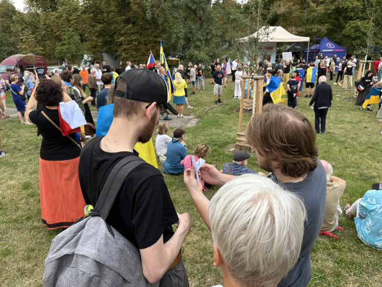 FOTOGALERIE: FOTO: Jdi domů, Ivane! Před ruskou ambasádou protestují stovky lidí