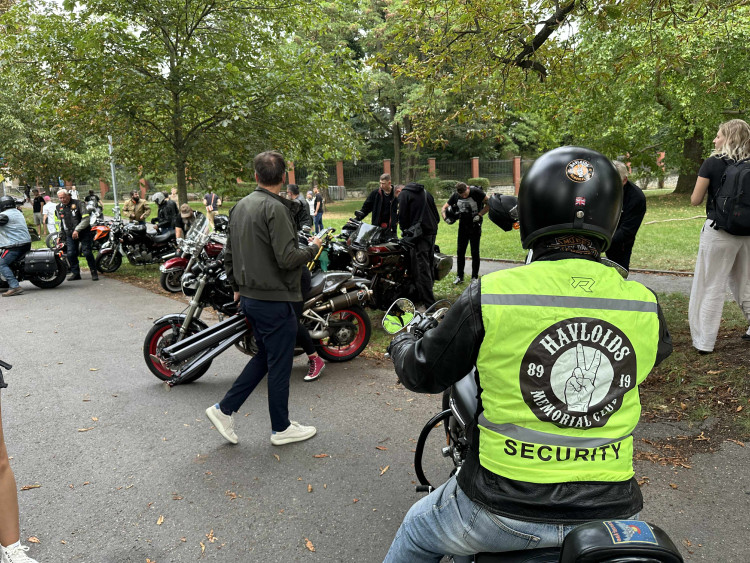 FOTOGALERIE: FOTO: Jdi domů, Ivane! Před ruskou ambasádou protestují stovky lidí