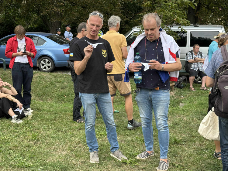 FOTOGALERIE: FOTO: Jdi domů, Ivane! Před ruskou ambasádou protestují stovky lidí