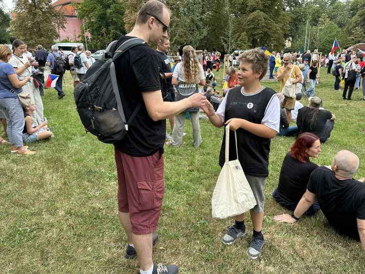 FOTOGALERIE: FOTO: Jdi domů, Ivane! Před ruskou ambasádou protestují stovky lidí
