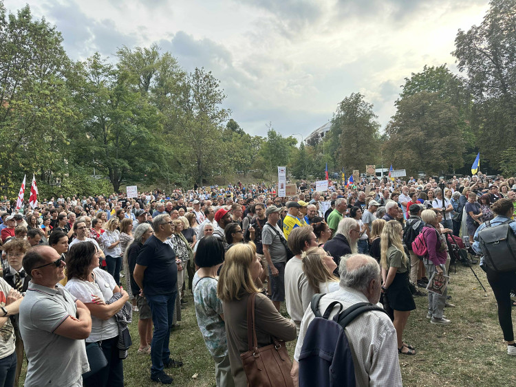 FOTOGALERIE: FOTO: Jdi domů, Ivane! Před ruskou ambasádou protestují stovky lidí