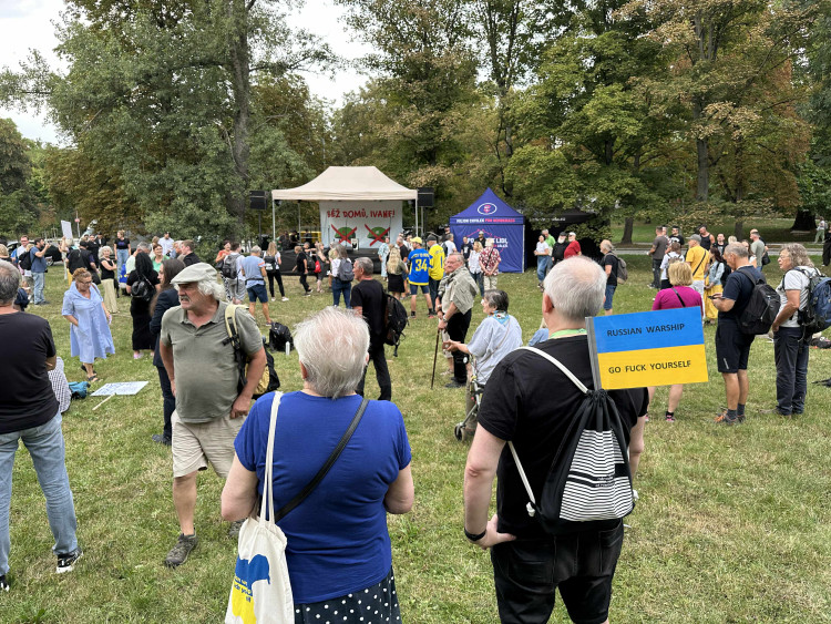 FOTOGALERIE: FOTO: Jdi domů, Ivane! Před ruskou ambasádou protestují stovky lidí