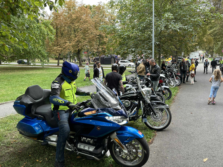 FOTOGALERIE: FOTO: Jdi domů, Ivane! Před ruskou ambasádou protestují stovky lidí