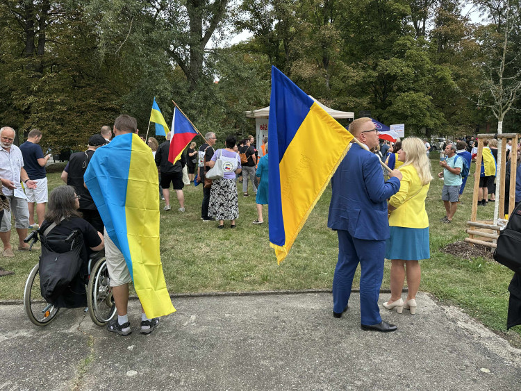 FOTOGALERIE: FOTO: Jdi domů, Ivane! Před ruskou ambasádou protestují stovky lidí
