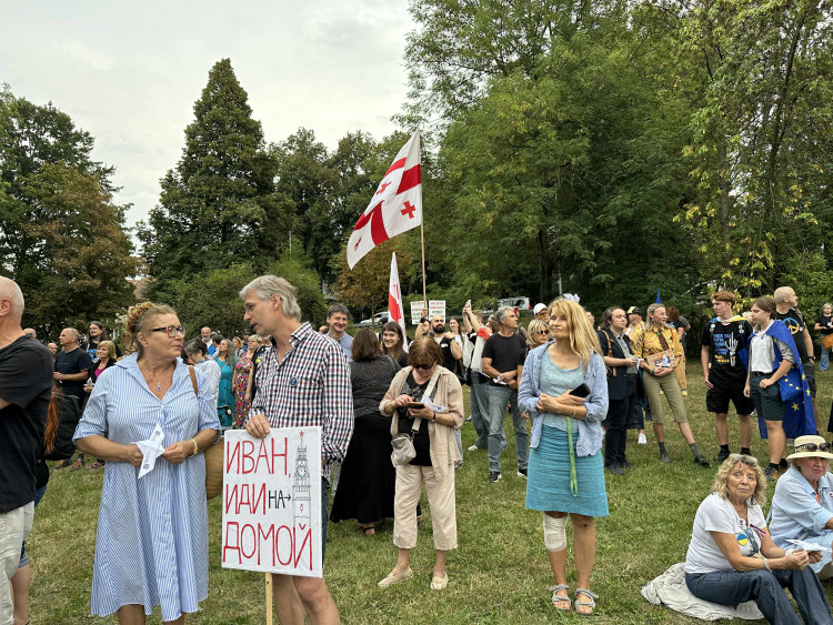 FOTOGALERIE: FOTO: Jdi domů, Ivane! Před ruskou ambasádou protestují stovky lidí