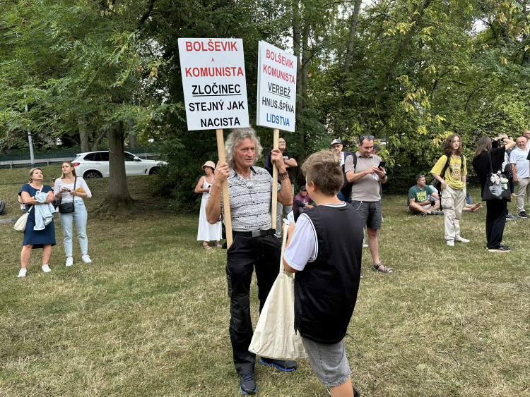 FOTOGALERIE: FOTO: Jdi domů, Ivane! Před ruskou ambasádou protestují stovky lidí