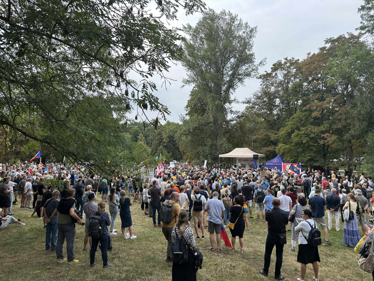FOTOGALERIE: FOTO: Jdi domů, Ivane! Před ruskou ambasádou protestují stovky lidí