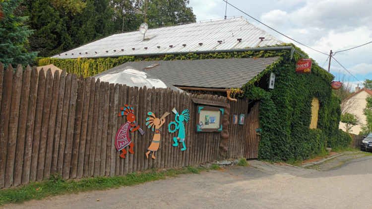 FOTOGALERIE: Indiánská hospoda, skalní brána, Zkamenělý zámek, Javoříčské jeskyně