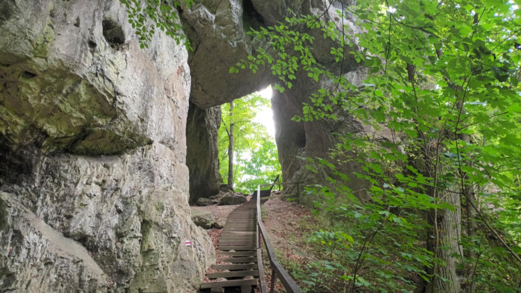 FOTOGALERIE: Indiánská hospoda, skalní brána, Zkamenělý zámek, Javoříčské jeskyně
