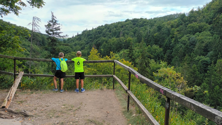 FOTOGALERIE: Indiánská hospoda, skalní brána, Zkamenělý zámek, Javoříčské jeskyně