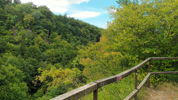 FOTOGALERIE: Indiánská hospoda, skalní brána, Zkamenělý zámek, Javoříčské jeskyně