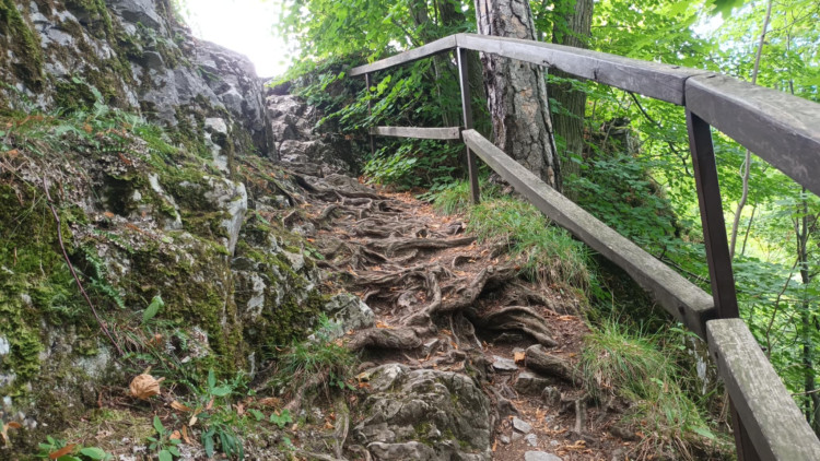 FOTOGALERIE: Indiánská hospoda, skalní brána, Zkamenělý zámek, Javoříčské jeskyně