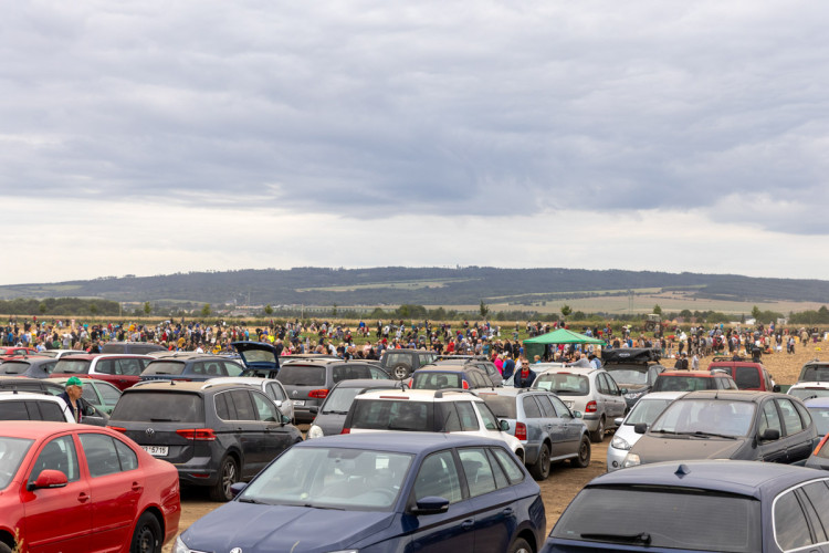 FOTO: Obrovský zájem o zeleninu z Hané. Samosběru u Olomouce přilákal tisíce lidí