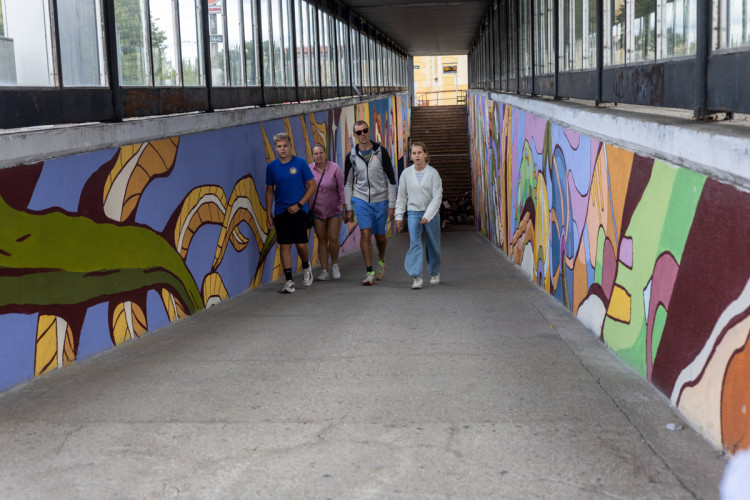 FOTOGALERIE: Streetartová úprava rozzářila pochod u olomoucké fakultní nemocnice