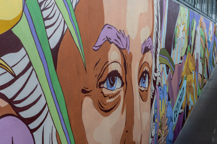 FOTOGALERIE: Streetartová úprava rozzářila pochod u olomoucké fakultní nemocnice