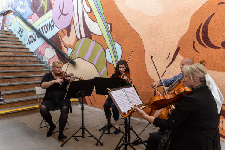 FOTOGALERIE: Streetartová úprava rozzářila pochod u olomoucké fakultní nemocnice