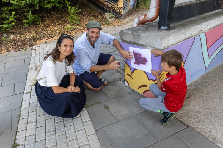 FOTOGALERIE: Streetartová úprava rozzářila pochod u olomoucké fakultní nemocnice