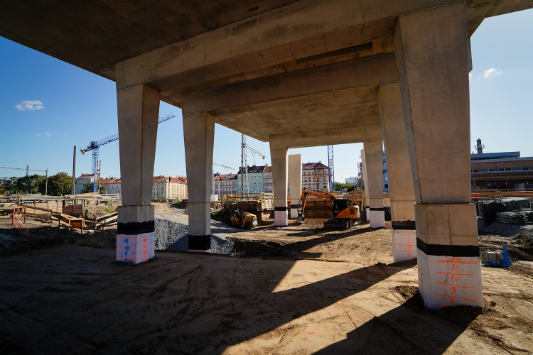 FOTOGALERIE: Lávka s promenádou i nové nástupiště. Smíchovské nádraží získává podobu