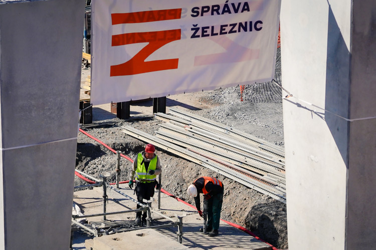 FOTOGALERIE: Lávka s promenádou i nové nástupiště. Smíchovské nádraží získává podobu