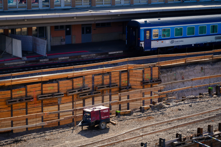 FOTOGALERIE: Lávka s promenádou i nové nástupiště. Smíchovské nádraží získává podobu