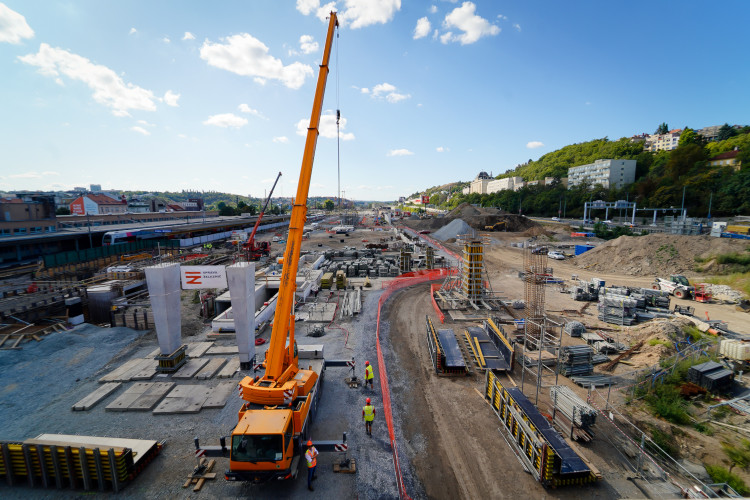 FOTOGALERIE: Lávka s promenádou i nové nástupiště. Smíchovské nádraží získává podobu
