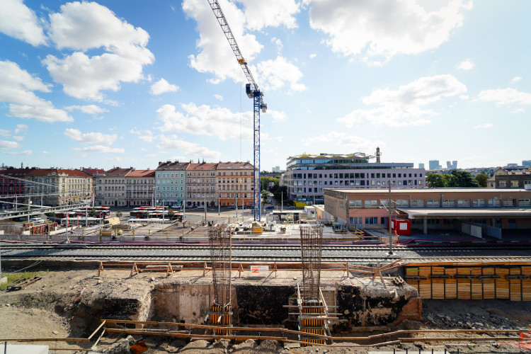 FOTOGALERIE: Lávka s promenádou i nové nástupiště. Smíchovské nádraží získává podobu