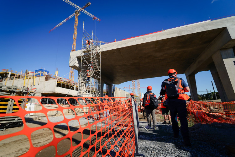FOTOGALERIE: Lávka s promenádou i nové nástupiště. Smíchovské nádraží získává podobu