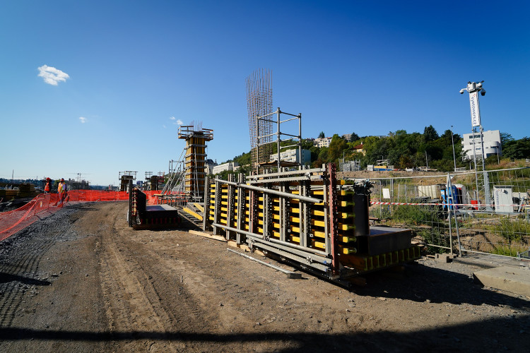 FOTOGALERIE: Lávka s promenádou i nové nástupiště. Smíchovské nádraží získává podobu