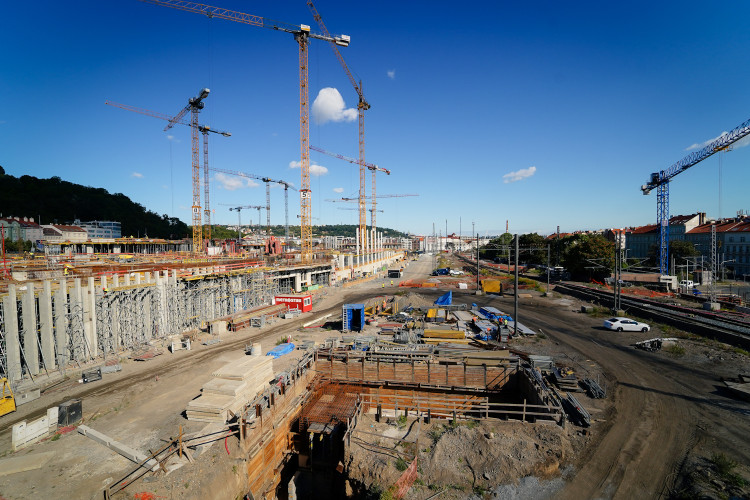 FOTOGALERIE: Lávka s promenádou i nové nástupiště. Smíchovské nádraží získává podobu