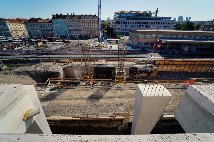 FOTOGALERIE: Lávka s promenádou i nové nástupiště. Smíchovské nádraží získává podobu